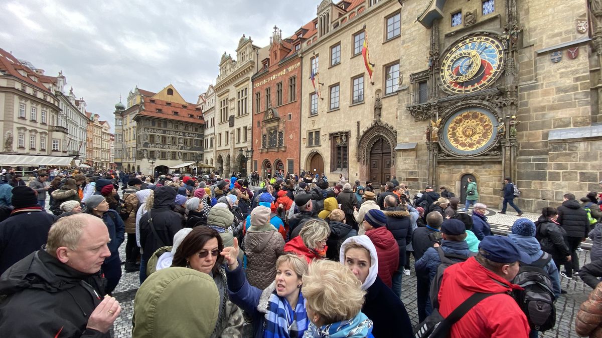 Češi míří do karantény, ale Praha je turistů stále plná
